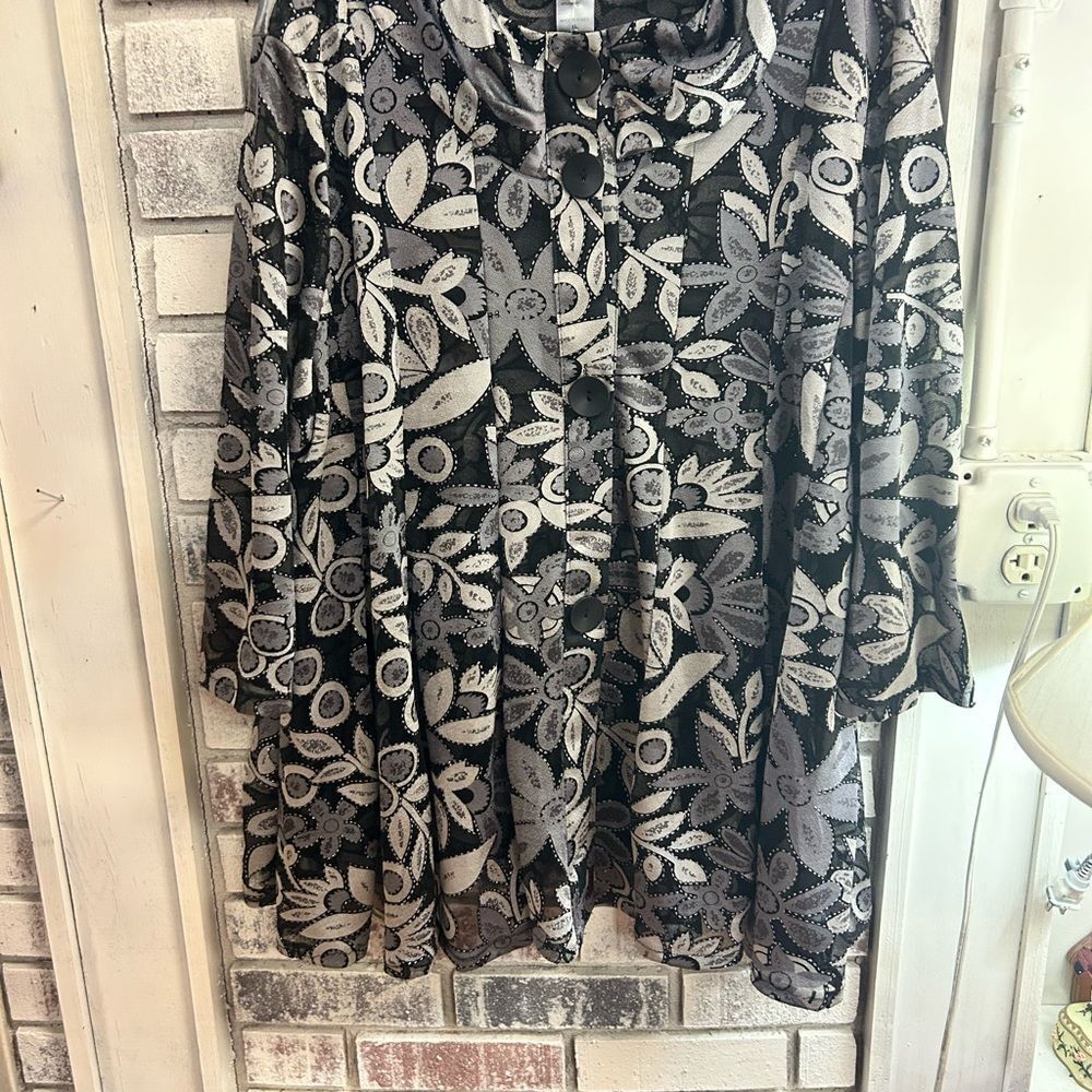 🛍️ Damee Ladies Size Xl Black/Silver Floral Blouse